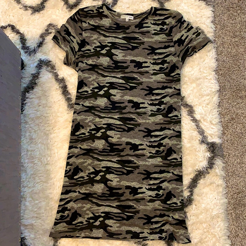 🌺3/$30🌺 Buckle Fitz + Eddi camo dress